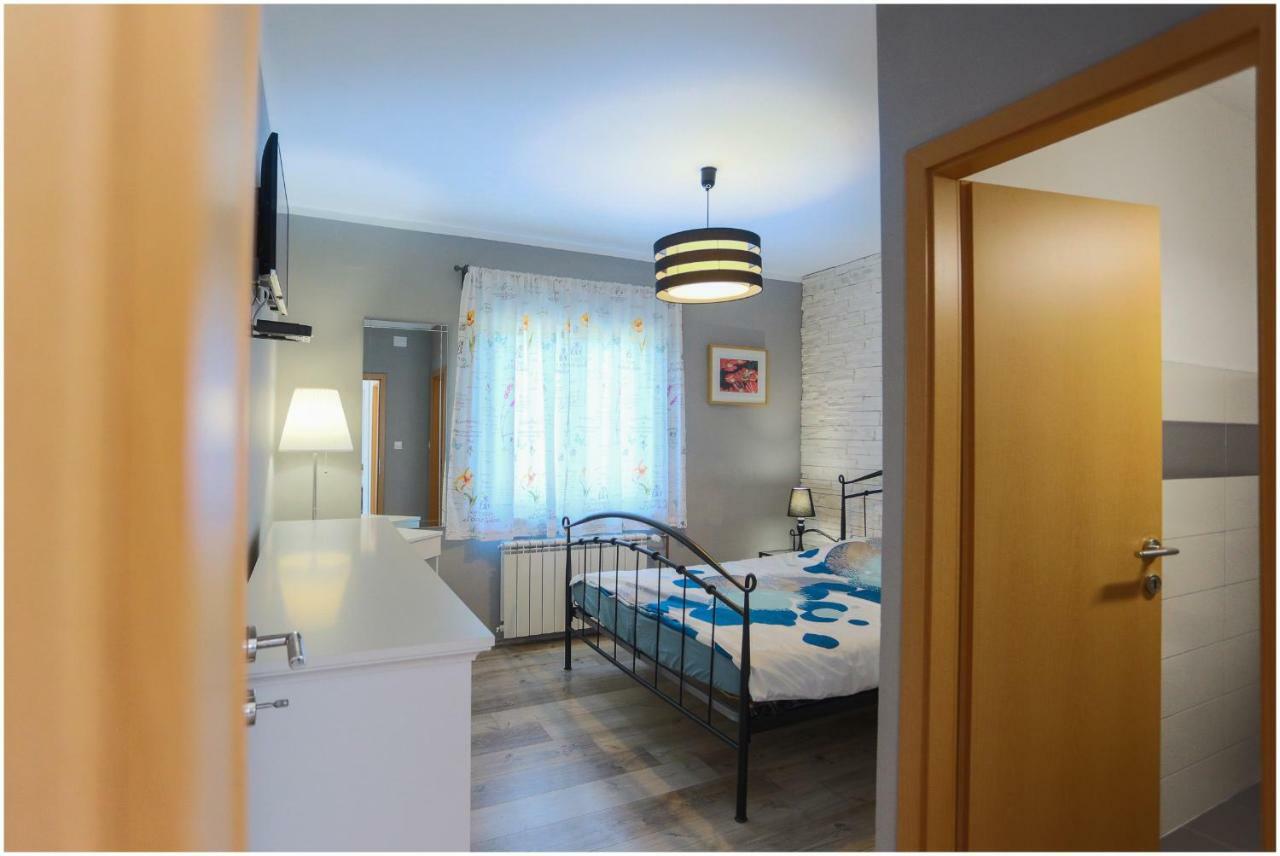 Отель House Mellifera Razvode Экстерьер фото